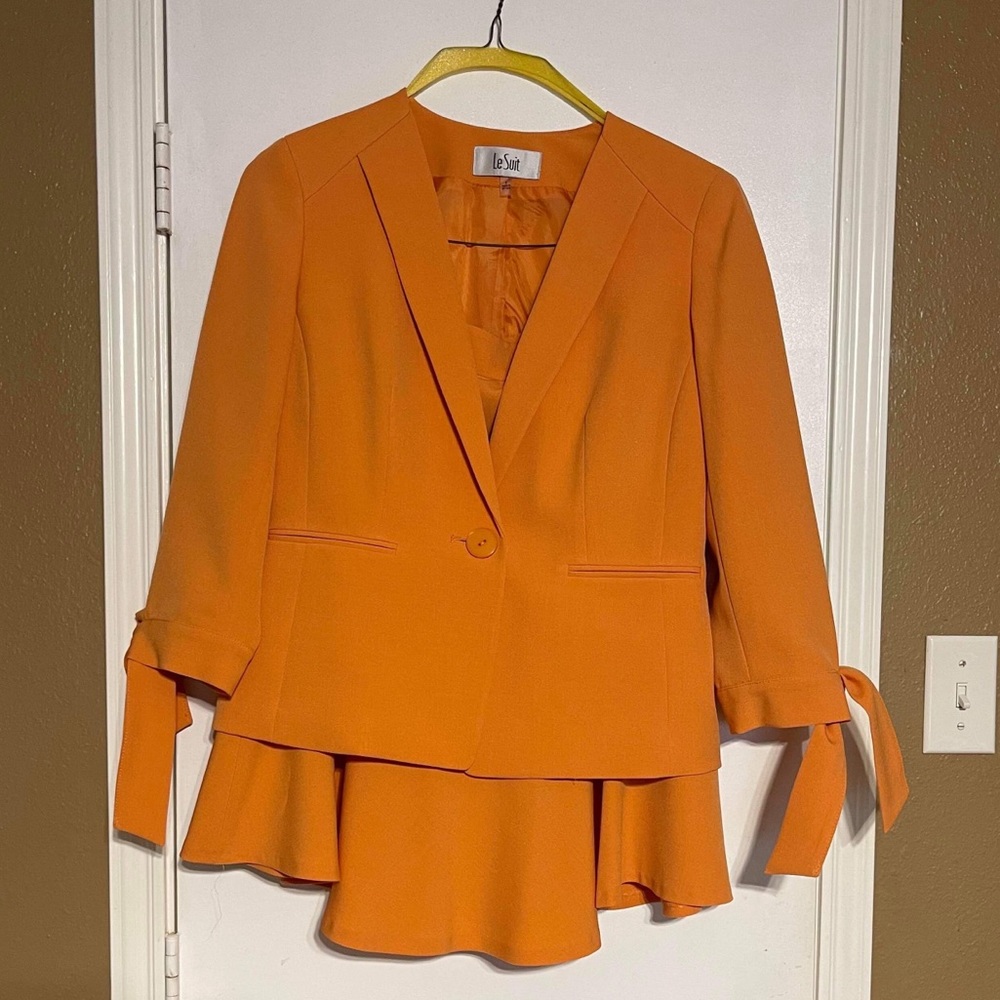NWOT Le Suit skirt suit